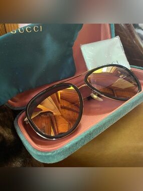 Women’s GUCCI aviator gold mirror lens black and gold frame sunglasses